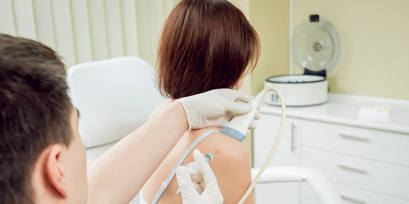 Kvinne får kortison behandling i skulder.
