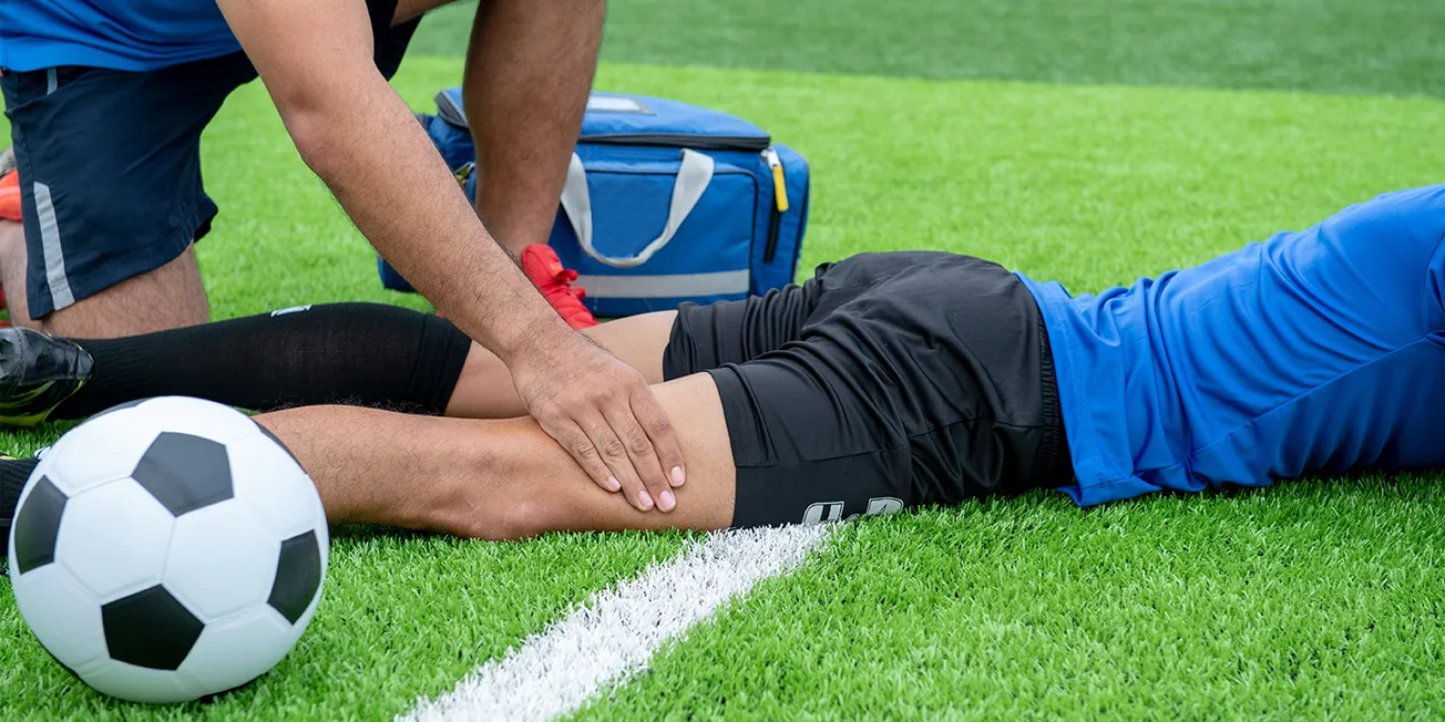 Fotballspiller med skade i lår.