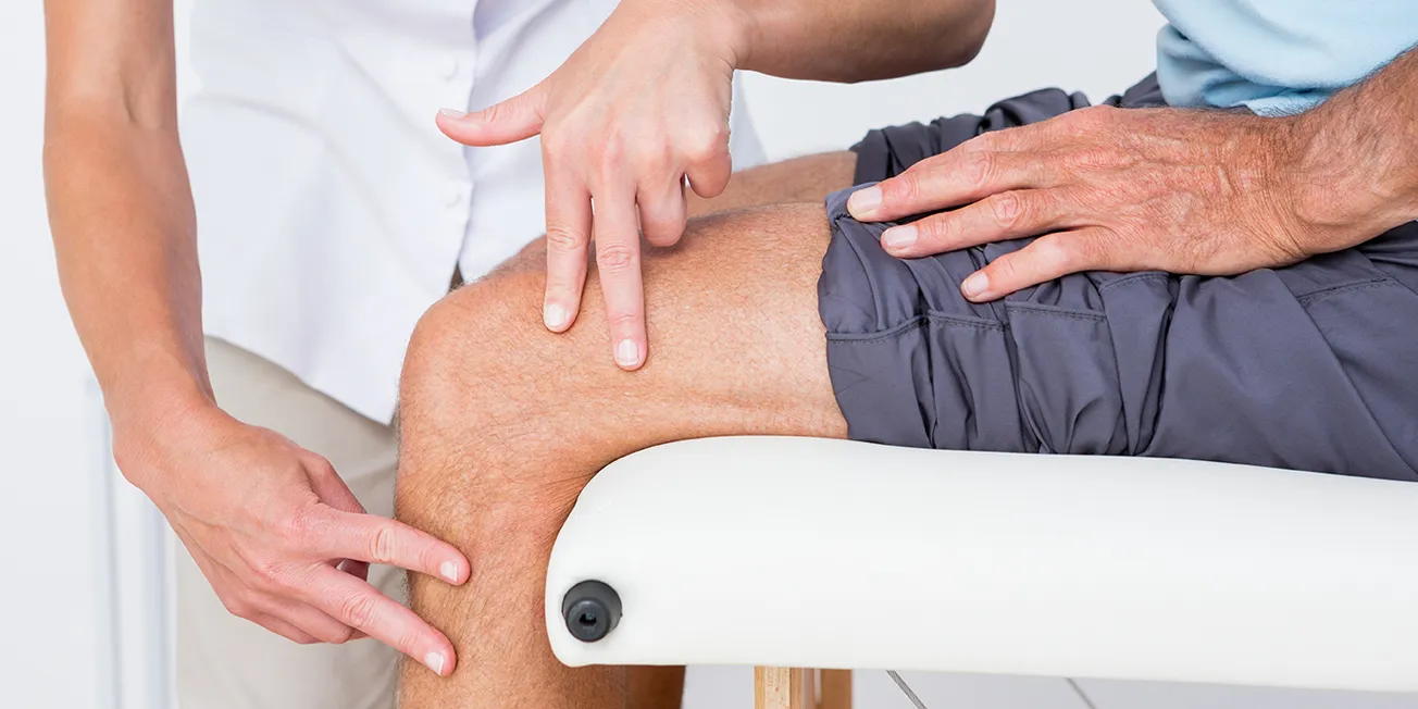 Behandling kne hos fysioterapeut.
