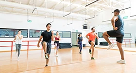 Treningstime i sal med høye kneløft.